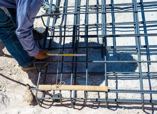 Trabajador Construcción Que Mide Distancia Barra Refuerzo Cimentación Hormigón Armado — Foto de Stock