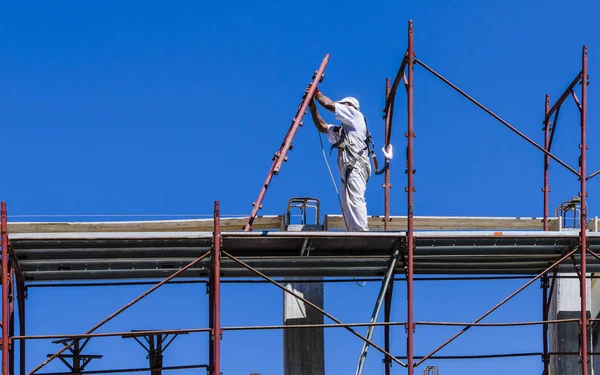 Trabalhador Construtor Equipamentos Proteção Segurança Instalação Andaimes Canteiro Obras — Fotografia de Stock