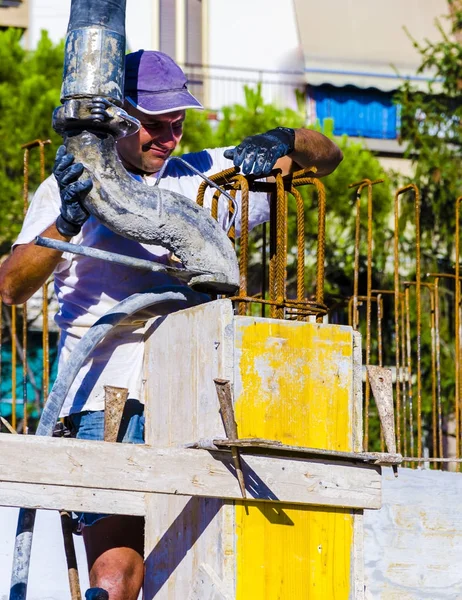 建筑工人用大象起重机或混凝土泵起重机的软管铸造柱 — 图库照片