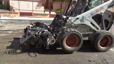 Çalışan sürücü Skid, Yol Çalışmaları sırasında aşınmış asfaltı kaldırdı