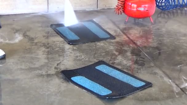 Washing Rubber Carpets Car Wash — Stock Video