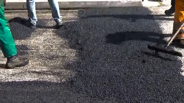 Arbeiter Ebnen Frischen Asphalt Während Der Asphaltdecke Reparatur Oder Bauarbeiten — Stockvideo