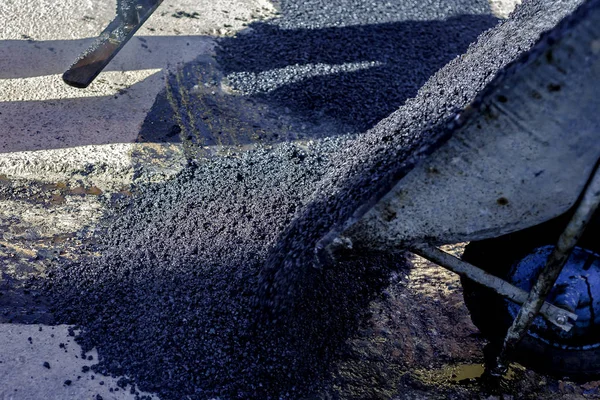 Lavoratore Livellamento Asfalto Fresco Durante Lavori Riparazione Asfalto Pavimentazione Costruzione — Foto Stock