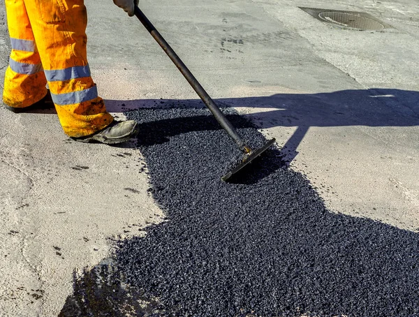 Worker Leveling Fresh Asphalt Asphalt Pavement Repair Construction Works — Stock Photo, Image