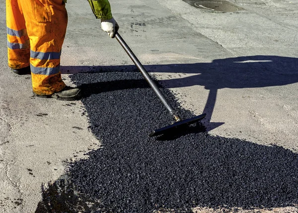 Lavoratore Livellamento Asfalto Fresco Durante Lavori Riparazione Asfalto Pavimentazione Costruzione — Foto Stock