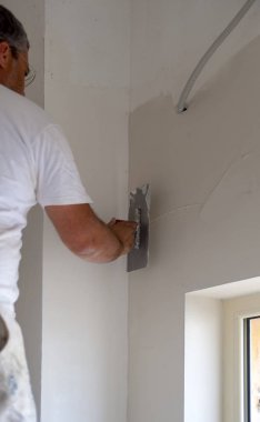 Alt kullanarak bir macun spatulası, arka görüş. Plaque