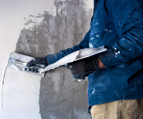 室内石膏粗抹灰工具石膏大理石的工人 选择性焦点 — 图库照片