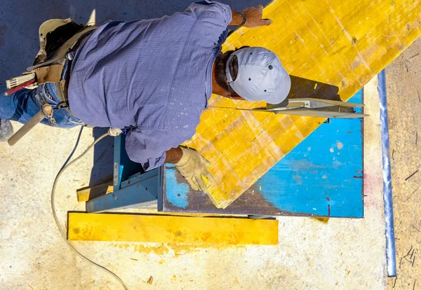 Construção Carpinteiro Corte Feixe Madeira Com Auxílio Uma Serra Mesa — Fotografia de Stock