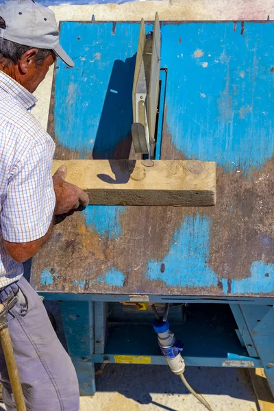 Construção Carpinteiro Corte Feixe Madeira Com Auxílio Uma Serra Mesa — Fotografia de Stock