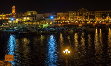 Bari gece deniz ve şehir ışıkları