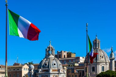 Rüzgar Monumento Nazionale bir Vittorio Emanuele II veya Altare della Patria vatanın (sunak), Roma, İtalya, bayraklar.
