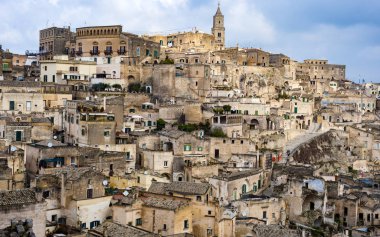 Antik kentin kayaya yaptırılmıştır. Antin İtalyan şehri. Kayaya oyulmuş evi.