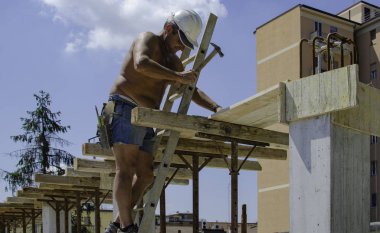 beton iş: işçi marangozlar inşaat alanında konstrüksiyon için inşaat kalıp hazırlanması 