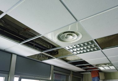 Alçıtaşıyla tahta tavanı onarıyorum. Sınıfta. 