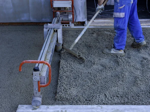 Arbeiter Auf Einer Laser Estrichmaschine Nivelliert Frisch Gegossene Betonoberfläche Auf — Stockfoto