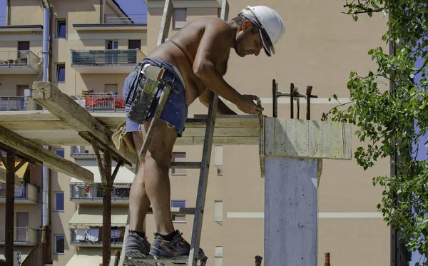 Konkretna Praca Robotnicy Stolarze Przygotowujący Deskowanie Budowlane Betonowania Powierzchni Budynku — Zdjęcie stockowe