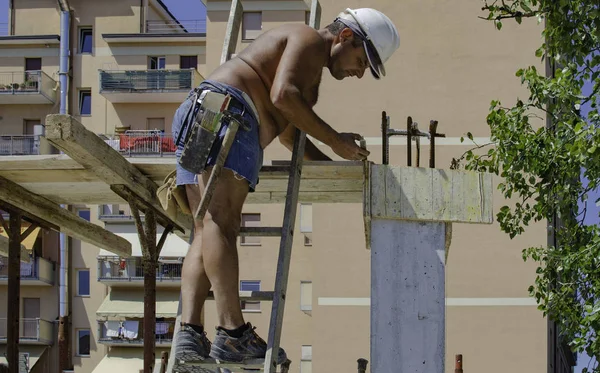 Lavori Calcestruzzo Falegnami Operai Che Preparano Casseforme Edili Concretizzazione Cantiere — Foto Stock