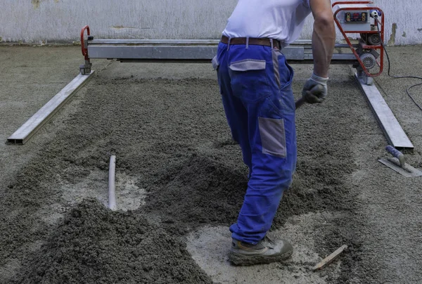 Worker Laser Screed Machine Leveling Fresh Poured Concrete Surface Construction — Stock Photo, Image