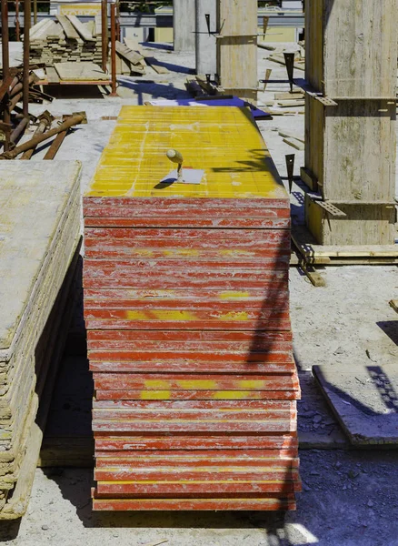 Žluté Dřevěné Panely Lopatky Další Materiály Uložené Staveništi — Stock fotografie