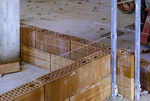Строительство Новых Перегородок Термокирпичными Блоками — стоковое фото