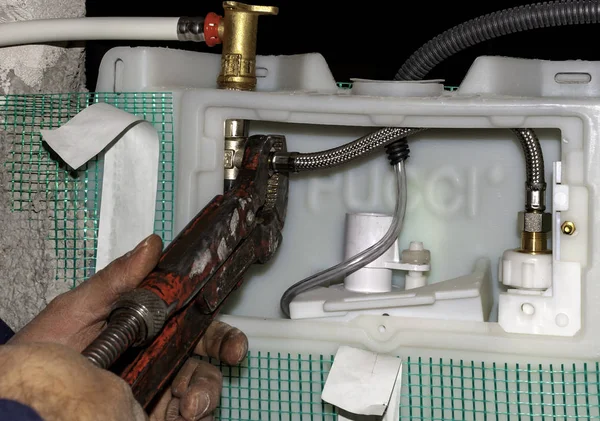 Los Trabajadores Conectan Las Tuberías Agua Caja Inodoro — Foto de Stock