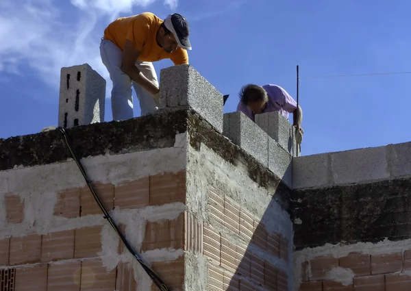 建筑工地的石工用水泥砖和灰泥砌筑混凝土墙 — 图库照片