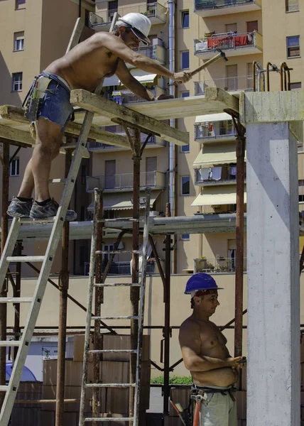Konkretna Praca Robotnicy Stolarze Przygotowujący Deskowanie Budowlane Betonowania Powierzchni Budynku — Zdjęcie stockowe