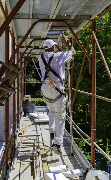 Trabajador Construcción Montando Una Estructura Andamio Una Fachada Edificio —  Fotos de Stock