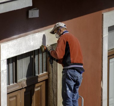 Temizlik, mermer fırçalama ve taş öğütme için yıpratıcı çarkı olan bir işçi.