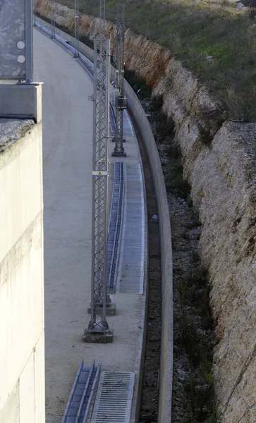 Underpass and tunnel for the construction of a new railway line. Detail of sewage and metal lattice ducts for the electrification of the railway line. — Stock Photo, Image