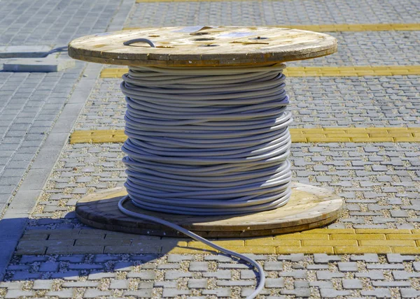 Tråd elektrisk kabel med trä spole av elektrisk kabel väntar på att halkas in i ledningen — Stockfoto