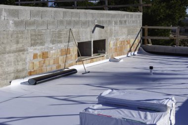 Sentetik su geçirmez PVC-P ve TPO / FPO uygulaması üzerinde çalışan işçiler