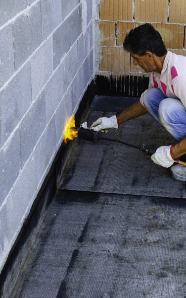 Instalación de techo plano. Calentamiento y fusión de fieltro de techo de betún . —  Fotos de Stock