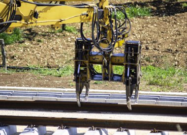 Demiryolu raylarının yeniden inşası için kazıcıyı kapatın.