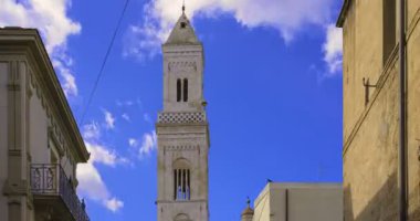Modugno, Bari-Puglia, İtalya kilisesinin çan kulesinin tepesinden aşağıya bak.