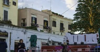 Bari, İtalya - 18 Aralık 2019 Ferrari Bari Meydanı 'nda Noel ağacı kuruldu. Ağaca bakmak için gelen insanlar fotoğraf çekmek ve / veya selfie çekmek için.