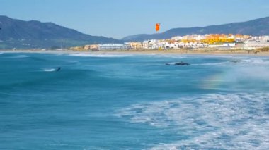 Uçurtma sörfçüsü okyanus dalgasında yelken açıyor. İspanya. Tarifa.