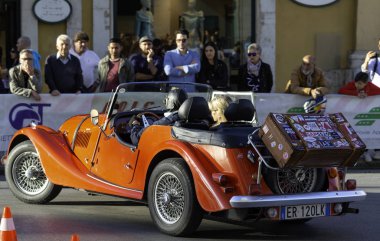 Bari, İtalya - 28 Nisan 2019: 1947 'de Bari' de düzenlenen tarihi Grand Prix 'nin yeniden sahnelenmesine katılan yarışçı