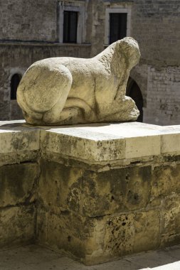 Bari Kalesi Müzesi 'nin avlusunda ortaçağ eserleri sergileniyor..