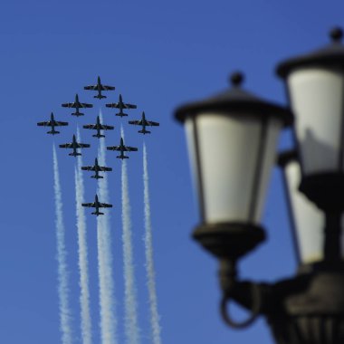 İtalyan akrobatik takımı Frecce Tricolori (üç renkli oklar), 8 Mayıs 2019 tarihinde Aziz Niklas bayramında Bari 'de (ITALY) Aermacchi MB-339 uçak gösterisi gerçekleştirir.