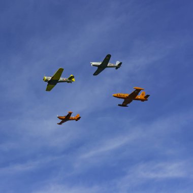 İtalyan akrobatik takımı Frecce Tricolori (üç renkli oklar) gösteriyi 8 Mayıs 2019 'da Aziz Niklas bayramında Bari' de (ITALY) tek motorlu pervane SF260 uçak gösterisi ile gerçekleştirir.