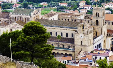 Kasabayı çevreleyen dağlardan görülen Monreale Katedrali. Palermo. İtalya