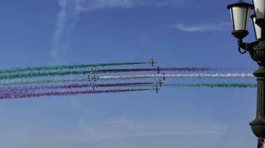 İtalyan akrobatik takımı Frecce Tricolori (üç renkli oklar), 8 Mayıs 2019 tarihinde Aziz Niklas bayramında Bari 'de (ITALY) Aermacchi MB-339 uçak gösterisi gerçekleştirir.