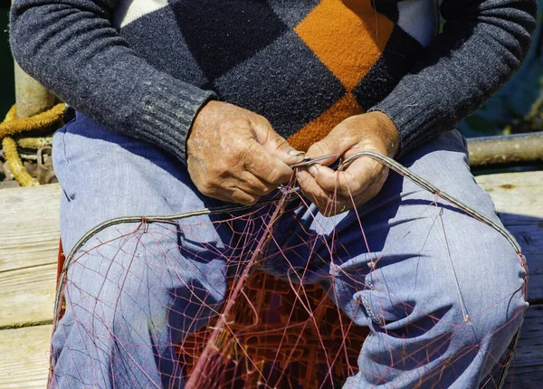 渔民修理渔网 — 图库照片