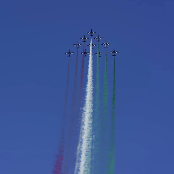 Das Italienische Kunstflugteam Frecce Tricolori Dreifarbige Pfeile Führt Die Show — Stockfoto