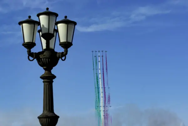 Włoski Zespół Akrobacyjny Frecce Tricolori Tricolor Arrows Wykonuje Pokaz Samolotami — Zdjęcie stockowe
