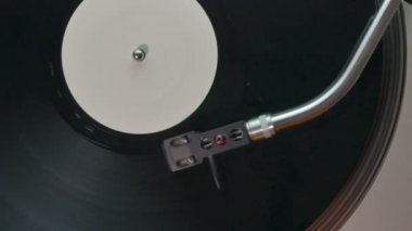 Diskteki müzik parçası sona erdiğinde, baş ses olmadan pürüzsüz yüzeyde kendini konumlandırır.