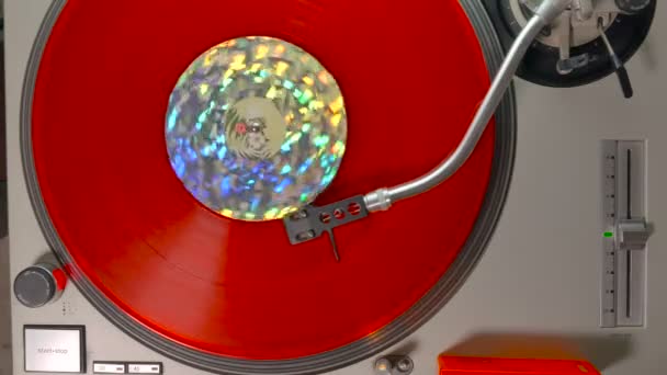 Zoom Video Kop Die Groef Gegraveerd Rood Gekleurde Vinyl Schijf — Stockvideo