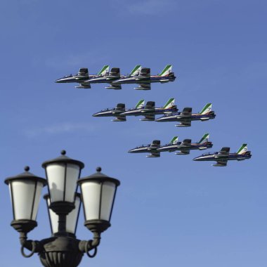 Bari, İtalya - 8 Mayıs 2020: İtalyan akrobatik takımı Frecce Tricolori (Tricolor okları), St. Nicholas bayramında Airshow 'u icra eder. Bari rıhtımının karakteristik elektrik direği görünür.