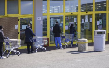 Modugno, İtalya - 4 Nisan 2020: Corona karşıtı tedbirler sonucunda şehir merkezindeki gıda pazarına sosyal uzaklık